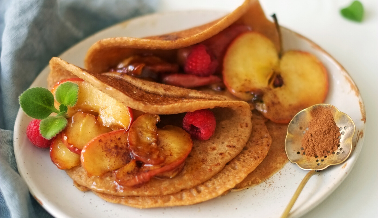 Słodkie naleśniki z jabłkami i cynamonem